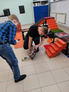 январь 2023, Максим Г., Андрей Я., подготовка к соревнованиям по экстремальной робототехнике