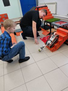 январь 2023, Максим Г., Андрей Я., подготовка к соревнованиям по экстремальной робототехнике