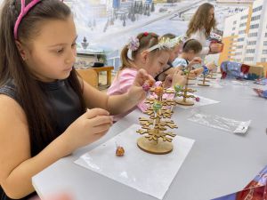 После мастер-классов ребят ждала праздничная программа с Дед Морозом и Снегурочкой! 