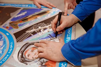 О. Г. Артемьев оставляет автограф на платке